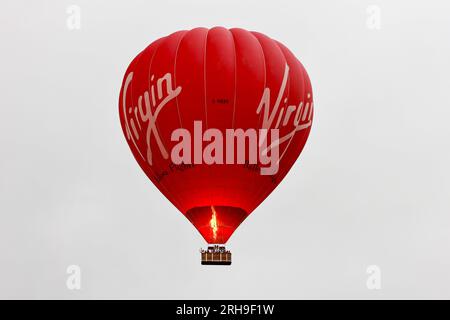 La mongolfiera di Virgin vista durante l'evento. Il Bristol International Balloon Fiest è il più grande meeting in mongolfiera d'Europa, che attrae oltre 100 mongolfiere da tutto il mondo. Quest'anno ci sono palloni da rappresentanti di Taiwan. Oltre a guardare le mongolfiere, ci sono anche diverse attività come giostre su larga scala e attività in stand. (Foto di Wong Yat HIM / SOPA Images/Sipa USA) Foto Stock