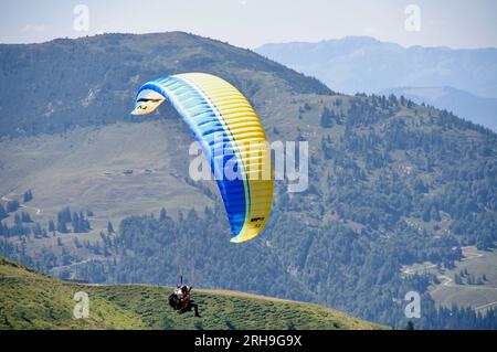 Kitzbuhel, Austria. Parapendio con montagne dietro. Foto Stock