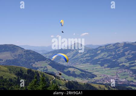 Kitzbuhel, Austria. Parapendio con montagne dietro. Foto Stock