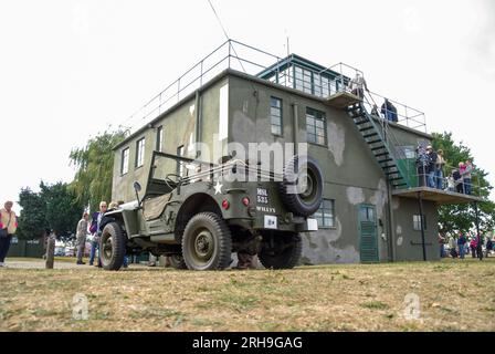 Rougham Control Tower con Museo dell'aviazione, dedicato agli aviatori americani che vi prestarono servizio durante la seconda guerra mondiale. Willys Jeep e visitatori Foto Stock