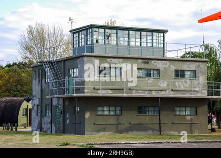 Rougham Control Tower con Museo dell'aviazione, dedicato agli aviatori americani che vi prestarono servizio durante la seconda guerra mondiale. Controlla l'ufficio Foto Stock