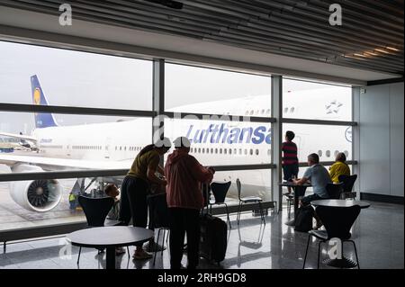 04.08.2023, Francoforte, Assia, Germania, Europa - Un aeromobile passeggeri Jumbo Jet Boeing 747-8 Lufthansa è ormeggiato presso un cancello del Terminal 1 dell'aeroporto di Francoforte. Foto Stock