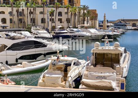 St Julians, Malta - 2 agosto 2023: Barche e incrociatori a motore ormeggiati nel porto turistico nello sviluppo di Portomaso. Foto Stock