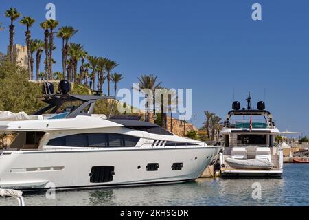 St Julians, Malta - 2 agosto 2023: Superyacht di lusso ormeggiati nel porto turistico nello sviluppo di Portomaso a St Julians Foto Stock