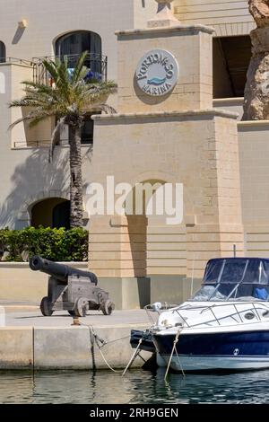 St Julians, Malta - 2 agosto 2023: Vecchio cannone all'ingresso dello sviluppo di Portomaso a St Julians. Foto Stock