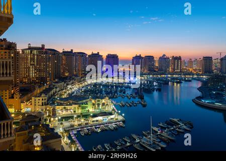 Pearl Qatar un'isola artificiale in Qatar. Vista della Marina e degli edifici residenziali a Porto Arabia Doha Foto Stock