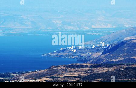 Una vista del Mare di Galilea dalle montagne dell'alta Galilea in Israele. Foto Stock