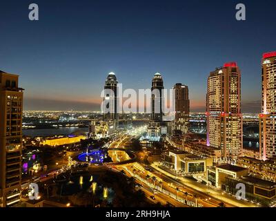 Pearl Qatar un'isola artificiale in Qatar. Vista della Marina e degli edifici residenziali a Porto Arabia Doha Foto Stock