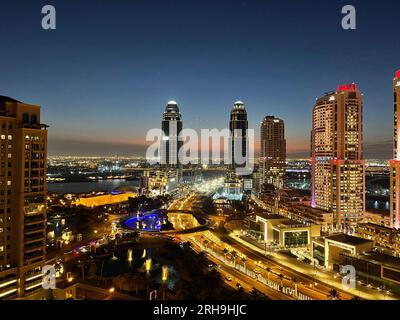 Pearl Qatar un'isola artificiale in Qatar. Vista della Marina e degli edifici residenziali a Porto Arabia Doha Foto Stock