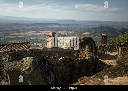 Vista dal castello medievale di Monsanto sulla valle, Portogallo. Foto Stock