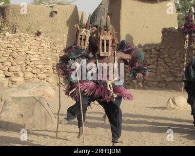 Danza tradizionale dei cani. Gli africani mascherati ballano una danza tradizionale in una tribù, Tirelli, Dogon Country, Mali. danza con maschera Foto Stock