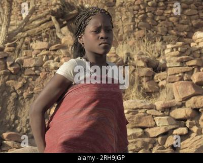 Foto della bella donna africana nei suoi abiti tradizionali. Primo piano di una donna africana nella tribù. Femmine di un villaggio tribale in Africa Foto Stock