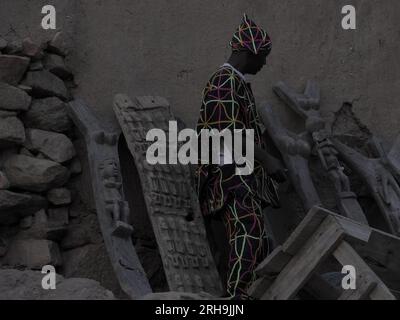 Molte antiche statue africane di una tribù sono conservate statue africane tradizionali fatte di legno Foto Stock