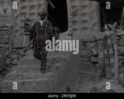 Molte antiche statue africane di una tribù sono conservate statue africane tradizionali fatte di legno Foto Stock