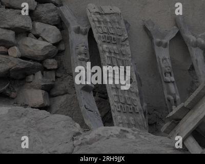 Molte antiche statue africane di una tribù sono conservate statue africane tradizionali fatte di legno Foto Stock