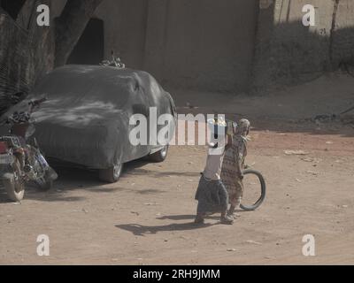 Bellissime foto di bambini di villaggio in Africa. Bambini africani in una tribù. ragazzi del mali. poveri bambini che giocano Foto Stock