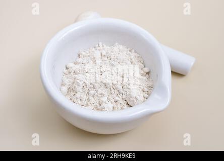 CaO quicklime ossido di calcio calce bruciata CAS 1305-78-8 sostanza  chimica in imballaggi di plastica bianca da laboratorio Foto stock - Alamy