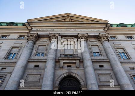 Buenos Aires, Argentina. 14 agosto 2023. Il giorno dopo le elezioni il dollaro ufficiale scambiò 355 dollari per l'acquisto e 365 dollari per la vendita. Il dollaro libero scambiato a 665 dollari per l'acquisto e 685 dollari per la vendita. A Buenos Aires, Argentina, il 14 agosto 2023. L'aumento del dollaro ufficiale è pari al 21,67% rispetto al valore registrato durante l'apertura. L'aumento del dollaro libero è pari al 13,22% rispetto al valore registrato durante la sessione di apertura. Nella foto: Banca della Nazione Argentina. (Foto di Esteban Osorio/Sipa USA) credito: SIPA USA/Alamy Live News Foto Stock