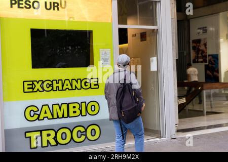 Buenos Aires, Argentina. 14 agosto 2023. Il giorno dopo le elezioni il dollaro ufficiale scambiò 355 dollari per l'acquisto e 365 dollari per la vendita. Il dollaro libero scambiato a 665 dollari per l'acquisto e 685 dollari per la vendita. A Buenos Aires, Argentina, il 14 agosto 2023. L'aumento del dollaro ufficiale è pari al 21,67% rispetto al valore registrato durante l'apertura. L'aumento del dollaro libero è pari al 13,22% rispetto al valore registrato durante la sessione di apertura. Cambia casa nel centro della città. (Foto di Esteban Osorio/Sipa USA) credito: SIPA USA/Alamy Live News Foto Stock