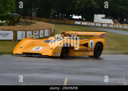 Jamie Thwaites, McLaren-Chevrolet M8F, 60 anni di McLaren Racing, una selezione delle auto da corsa della scuderia McLaren, che copre un'ampia gamma di Foto Stock