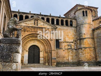 Veduta della facciata principale della collegiata romanica della Santillana del Mar. Foto Stock