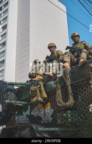 Lima, Perù - 29 luglio 2023: Riprese ravvicinate della parata militare e civica peruviana per il giorno dell'indipendenza in Av Brasil durante le festività nazionali Foto Stock