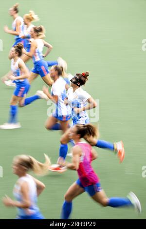 AMSTELVEEN - Frederique Matla con una maschera delle donne olandesi di hockey durante l'ultima sessione di allenamento prima del campionato europeo di hockey a Monchengladbach, in Germania. ANP OLAF KRAAK paesi bassi fuori - belgio fuori Foto Stock