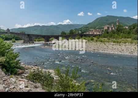 Vista panoramica di Bobbio, Italia, e del suo famoso ponte di gobbo in una giornata estiva Foto Stock