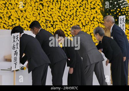 Tokyo, Giappone. 15 agosto 2023. Le famiglie in lutto dei morti di guerra offrono un fiore durante il servizio commemorativo per i morti di guerra della seconda guerra mondiale in occasione del 78° anniversario al Nippon Budokan di Tokyo, in Giappone, martedì 15 agosto 2023. Foto di Keizo Mori/UPI Credit: UPI/Alamy Live News Foto Stock