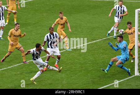 Nacer Chadli del West Bromwich segna un gol per renderlo 1-0 Premier League - West Bromwich Albion contro Tottenham Hotspur 15/10/2016 Foto Stock