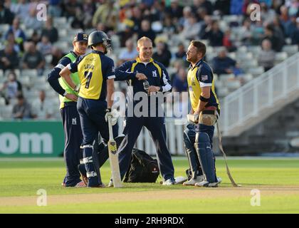 Warwickshire batsman Brendon McCullum si è beccato con i pantaloni abbassati dopo essere stato colpito in un tenero posto giocando contro il Lancashire Foto Stock