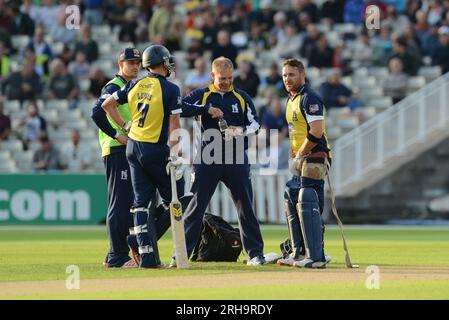 Warwickshire batsman Brendon McCullum si è beccato con i pantaloni abbassati dopo essere stato colpito in un tenero posto giocando contro il Lancashire Foto Stock