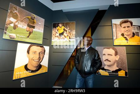 L'ex stella della Coppa del mondo di calcio Roger Milla del Camerun ha visitato il museo Wolverhampton Wanderers FC Foto Stock