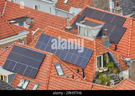 Pannelli solari attaccati ai tetti delle antiche case nel centro della città di Deventer, nei Paesi Bassi Foto Stock