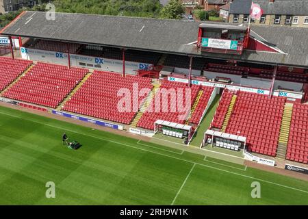 Una vista aerea della West Stand a Oakwell e il personale di terra fanno un taglio finale sull'erba davanti alla partita della Sky Bet League 1 Barnsley contro Peterborough a Oakwell, Barnsley, Regno Unito, 15 agosto 2023 (foto di Mark Cosgrove/News Images) Foto Stock