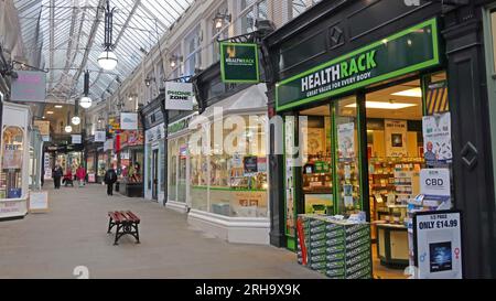 The Makinson Victorian Shopping Retail Arcade, nel centro della città di Wigan, Greater Manchester, Lancashire, Inghilterra, Regno Unito, WN1 1PL Foto Stock