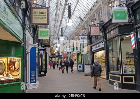The Makinson Victorian Shopping Retail Arcade, nel centro della città di Wigan, Greater Manchester, Lancashire, Inghilterra, Regno Unito, WN1 1PL Foto Stock