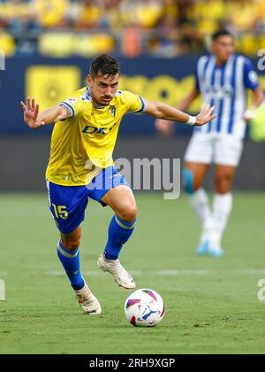 Cadice, Spagna. 14 agosto 2023. Javi Hernandez di Cadice durante la partita di la Liga tra Cadiz CF e Deportivo Alaves giocata al Nuevo Mirandilla Stadium il 14 agosto a Cadice, in Spagna. (Foto di Antonio Pozo/PRESSINPHOTO) crediti: PRESSINPHOTO SPORTS AGENCY/Alamy Live News Foto Stock