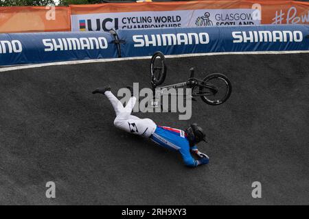 Jakub Cidlinsky della Repubblica Ceca cade durante la finale Junior Mens 1/8 UCI Cycling World Championships 2023 BMX Racing - Glasgow, Scozia, Regno Unito Foto Stock