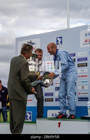 Renaud Ecalle vincitore della Coppa Aresti e della medaglia d'oro ai Campionati mondiali di acrobazia a Silverstone, Regno Unito. Pilota francese con il team Equipe de Voltige Foto Stock