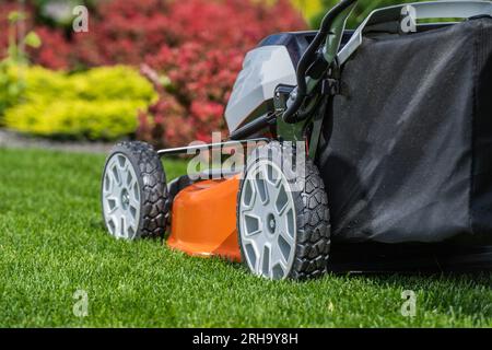 Moderna falciatrice elettrica per erba. Moderne apparecchiature elettriche per il giardinaggio. Foto Stock