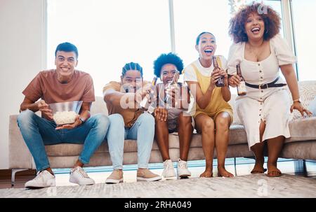 Birra, popcorn e amici che guardano la tv, emozionati e legati insieme nel salotto di casa. Cibo, gente felice e gruppo in televisione per bere alcolici Foto Stock