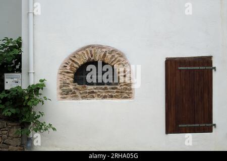 Finestra ad arco e finestra con persiane sulla casa in Rue du Bindo, Sarzeau, Morbihan, Bretagna, Francia Foto Stock