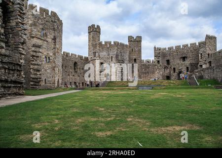 CAERNARFON, GRAN BRETAGNA - 14 SETTEMBRE 2014: Questo è il cortile del castello di Caenarfon, Foto Stock