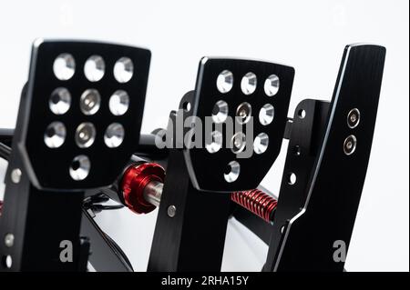 Tre pedali per auto in metallo nero isolati su sfondo bianco dello studio Foto Stock