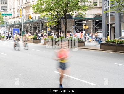 New York, NY, USA - 12 agosto 2023 - motociclisti e pedoni godono di Open Street Foto Stock