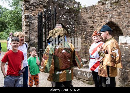 Kenilworth Inghilterra luglio 29 2023 i cavalieri del torneo di giostra del castello di Kenilworth incontrano il pubblico mentre entrano prima che il torneo abbia Foto Stock