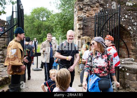 Kenilworth Inghilterra luglio 29 2023 i cavalieri del torneo di giostra del castello di Kenilworth incontrano il pubblico mentre entrano prima che il torneo abbia Foto Stock