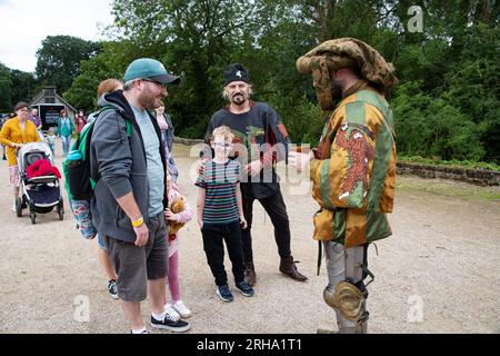 Kenilworth Inghilterra luglio 29 2023 i cavalieri del torneo di giostra del castello di Kenilworth incontrano il pubblico mentre entrano prima che il torneo abbia Foto Stock