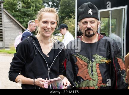 Kenilworth Inghilterra luglio 29 2023 i cavalieri del torneo di giostra del castello di Kenilworth incontrano il pubblico mentre entrano prima che il torneo abbia Foto Stock